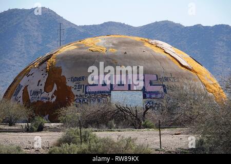 Die Kuppeln der Casa Grande, Arizona sind ein unheimlich, gruselig Sammlung von verlassenen Gebäuden, wie UFO Häuser oder retro-futuristischen Trümmerstätten. Stockfoto