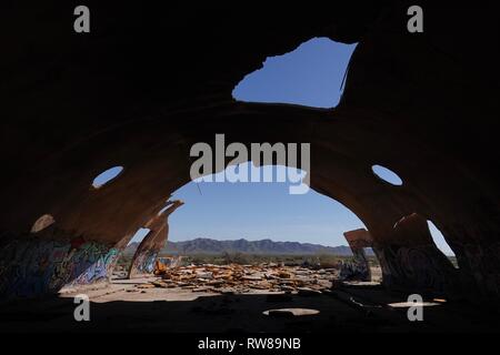 Die Kuppeln der Casa Grande, Arizona sind ein unheimlich, gruselig Sammlung von verlassenen Gebäuden, wie UFO Häuser oder retro-futuristischen Trümmerstätten. Stockfoto