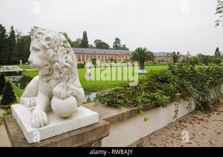 Lion Skulptur und Neue Orangerie am Schloss Schwetzingen Gründen im Spätsommer, Schwetzingen, Deutschland Stockfoto