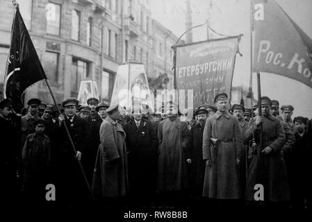 Das Dokument zeigt mehrere bolschewistischen Führer vor einem Umzug für den 1. Mai, 1920. In der Mitte erkennt man Grigori Sinowjew mit einem Astrachan. Die zentrale Banner lautet: "Ausschuss der Petrograder Provinz'. Dritte auf der rechten Seite von Sinowjew, der Mann mag Nikolaï Bukharine werden (1888-1938), Mitglied des Politbüros und des Zentralkomitees der Kommunistischen Partei, denen Lenin als "Liebling Sohn der Partei". Stockfoto