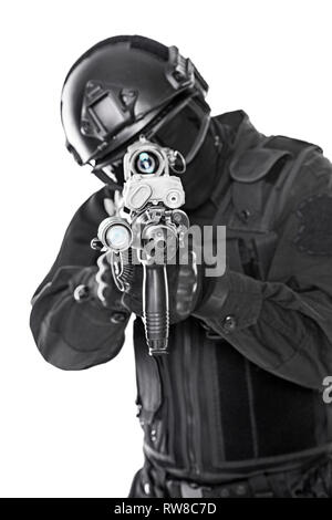 Studio shot von SWAT Polizei Spezialeinheiten mit automatischen Gewehr. Stockfoto