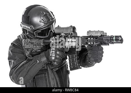 Studio shot von SWAT Polizei Spezialeinheiten mit automatischen Gewehr. Stockfoto