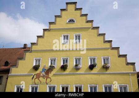 Ungewöhnliche architektonische Fassade in der mittelalterlichen Stadt Dinkelsbühl, Deutschland Stockfoto