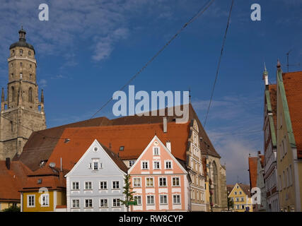 Kirche, Turm und Gebäude in der mittelalterlichen Stadt Nördlingen, Bayern, Deutschland Stockfoto