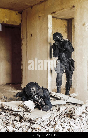 Gruppe von SWAT Polizei Spezialeinheiten in Aktion. Stockfoto