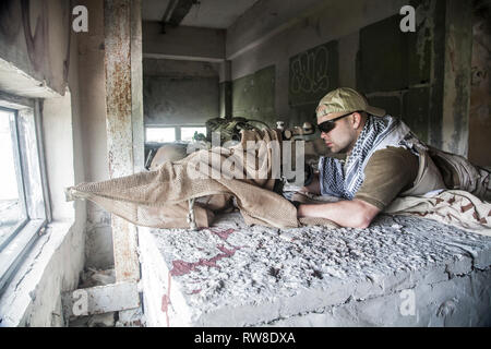 Navy Seal Sniper mit Gewehr in Aktion. Stockfoto