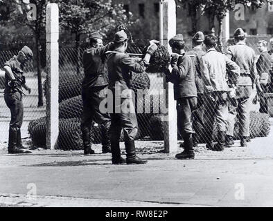 Kommunistischen Truppen String Stacheldraht an der Oberseite der neu errichteten Grenzzaun zu schließen East Berlin aus westlichen Kontakt Stockfoto