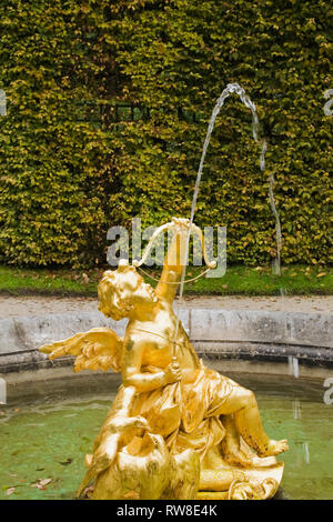 Springbrunnen mit goldenen Skulptur in einer formalen Garten am Schloss Linderhof im Spätsommer, Bayern, Deutschland Stockfoto