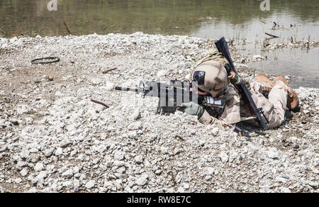 Mitglied der Navy Seal Team mit Waffen in Aktion. Stockfoto