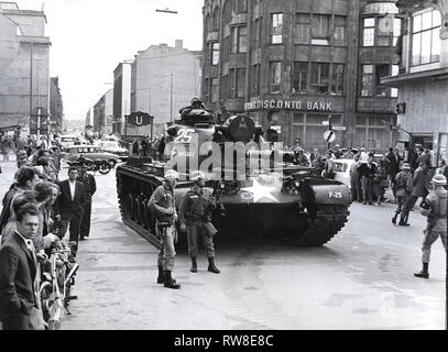 8/23/1961 - amerikanische Truppen und Panzer in der Nachmittag des 23.08.1961 besetzen die Grenze Sektor in der Friedrichstraße Stockfoto