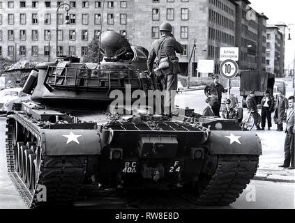 8/23/1961 - amerikanische Truppen und Panzer in der Nachmittag des 23.08.1961 besetzen die Grenze Sektor sind an der Wilhelmstraße Stockfoto