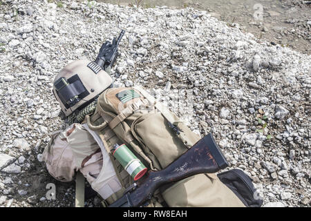 Mitglied der Navy Seal Team mit Waffen in Aktion. Stockfoto