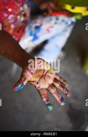 Workshop, wo lokale Handwerker kunstvolle Bauen schwimmt, Kostüme und Masken für den Karneval von Barranquilla, Kolumbien. Stockfoto