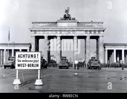 Originale Bildunterschrift: Ostberlin Hinter Eisernen Vorhang Berlin, August 1961 - In einem letzten Versuch, eine Flut von Flüchtlingen die Flucht aus der DDR durch West Berlin zu stoppen, die kommunistische Regierung von der sowjetischen Zone verschoben am 13. August aus Ost-berlin mit Truppen, Straßensperren zu blockieren und Stacheldraht. Schwer bewaffnete Nva, unterstützt durch die sowjetische Armee Einheiten patrouillierten im Osten Sektor Störungen zu verhindern, während die West-berliner, die Kommunistische Aktion verärgert, auf ihrer Seite der Grenze in Mitgefühl mit denen, die jetzt abgeschnitten von jeder Kontakt mit dem Westen demonstriert. Militar Stockfoto