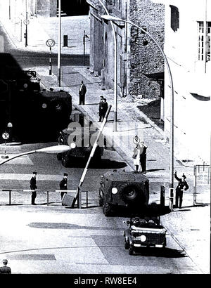 2/9/1962 - sowjetischer Panzer fahren Sie entlang der Friedrich Straße im sowjetischen Sektor Stockfoto