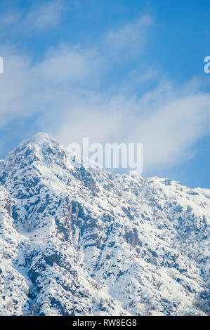 Breites Panorama der schneebedeckten Bergen Zabarwan in Kaschmir. Himalaya in Kaschmir Indien Stockfoto