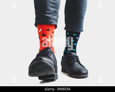 Geschäftsmann, Schöne, trendige Schuhe, blaue Hosen und Helle, bunte Socken mit einem Muster von Polka Dots auf einem weißen Hintergrund, isoliert. Schließen Stockfoto