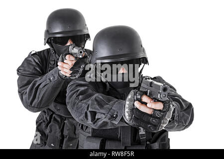 Spec Ops Offiziere SWAT in schwarzen Uniformen Stockfoto