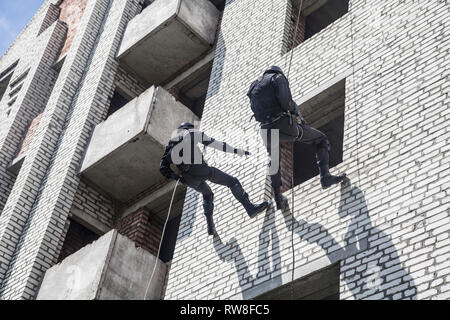 Spec Ops Polizisten SWAT in Angriff. Stockfoto