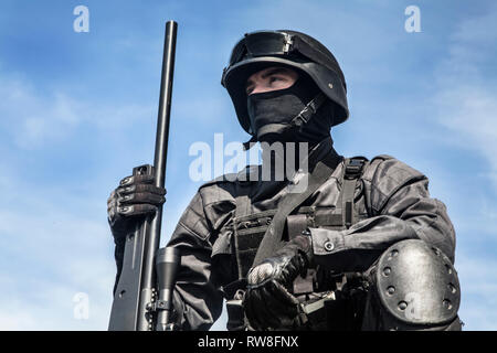 SWAT Police Sniper in schwarzer Uniform. Stockfoto