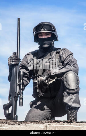 SWAT Police Sniper in schwarzer Uniform. Stockfoto