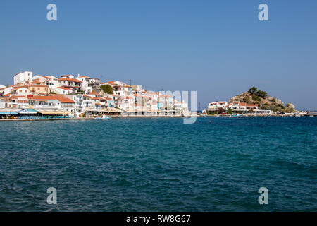 Stadt Kokkari an einem sonnigen Tag Stockfoto