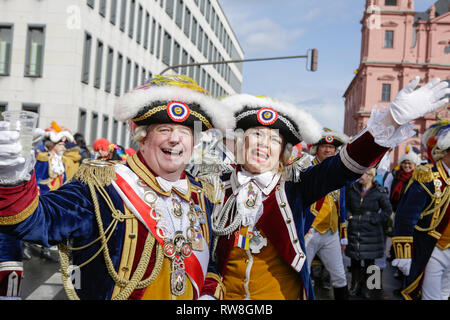 Mainz, Deutschland. 04 Mär, 2019. Julia Klöckner (rechts), das Bundesministerium für Ernährung, Landwirtschaft und Verbraucherschutz, stellt in ihrer Uniform als Mitglied der Mainzer Ranzengarde für die Kameras. Rund eine halbe Million Menschen säumten die Straßen von Mainz für die traditionelle Rose Montag Karnevalsumzug. Die 9 km lange Parade mit über 8.500 Teilnehmern ist eine der drei großen Rose Montag Paraden in Deutschland. Quelle: Michael Debets/Pacific Press/Alamy leben Nachrichten Stockfoto