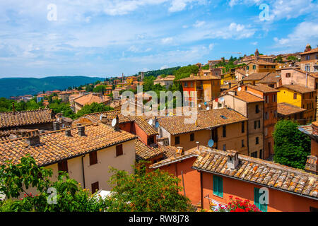 Perugia, Umbrien/Italien - 2018/05/28: Panoramablick auf den Perugia Altstadt mit mittelalterlichen Häusern und akademischen Viertel der Universität Perugi Stockfoto