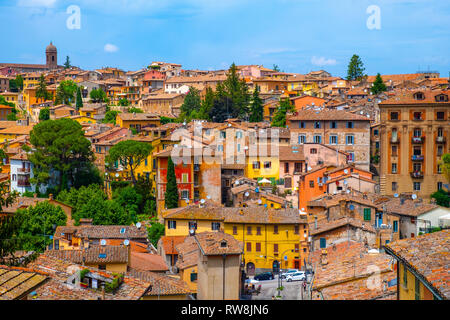 Perugia, Umbrien/Italien - 2018/05/28: Panoramablick auf den Perugia Altstadt mit mittelalterlichen Häusern und akademischen Viertel der Universität Perugi Stockfoto