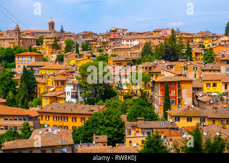 Perugia, Umbrien/Italien - 2018/05/28: Panoramablick auf den Perugia Altstadt mit mittelalterlichen Häusern und akademischen Viertel der Universität Perugi Stockfoto