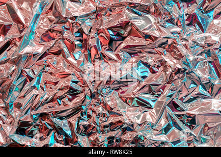 Holographische Textur zerknittert Metallfolie. Hologramm abstract 80s style Hintergrund mit Blau, Violett und Silber Farben. Textur von Kaleidoskop, webpunk Stockfoto