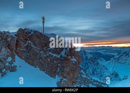 Tagesanbruch auf der Zugspitze Gipfel mit Gipfelkreuz Stockfoto