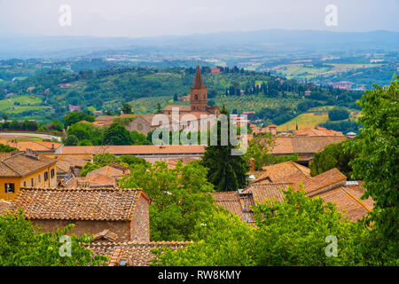 Perugia, Umbrien/Italien - 2018/05/28: Aussicht auf Perugia und Umbrien region Berge und Hügel mit St. Juliana Zisterzienser Kirche und Kloster Stockfoto