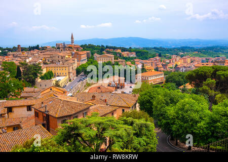 Perugia, Umbrien/Italien - 2018/05/28: Aussicht auf Perugia und Umbrien region Berge und Hügel mit St. Peter Kirche und Abtei Stockfoto