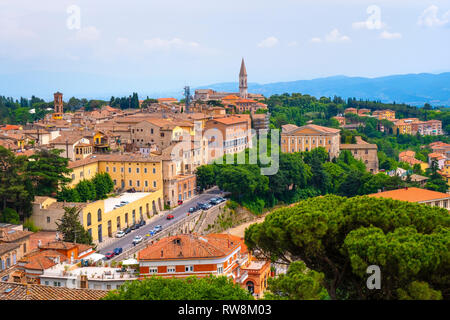 Perugia, Umbrien/Italien - 2018/05/28: Aussicht auf Perugia und Umbrien region Berge und Hügel mit St. Peter Kirche und Abtei Stockfoto