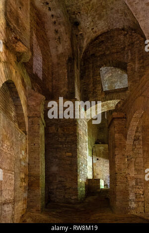 Perugia, Umbrien/Italien - 2018/05/28: unterirdische Gänge und Kammern aus dem 16. Jahrhundert, Rocca Paolina Festung aus Stein in Perugia Altstadt Stockfoto