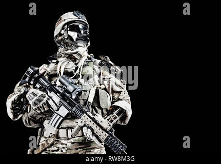 Futuristische mechanische Armee Soldat Cyborg mit Waffen. Stockfoto