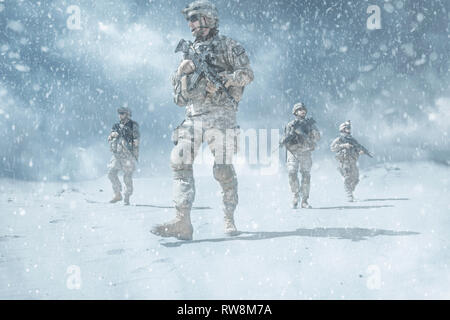 United States Fallschirmjäger airborne Infanterie in der Wüste Schnee Sturm. Stockfoto