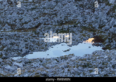 Bergsee mit Felsen umgeben Stockfoto