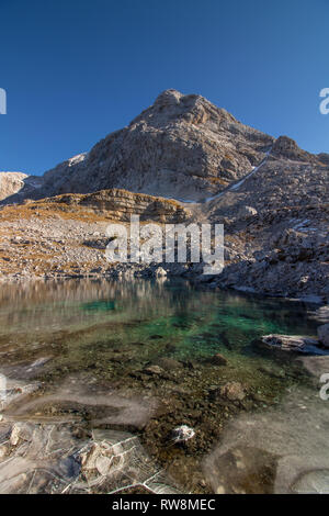 Eis auf einem der Triglaver Seen Stockfoto