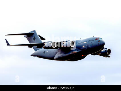 Eine von sechs Royal Australian Air Force Boeing C17 Globemaster 111 Transportflugzeuge flogen bei den Temora Warbirds Downunder 2018 Air Show in Australien Stockfoto