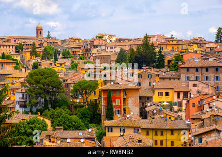 Perugia, Umbrien/Italien - 2018/05/28: Panoramablick auf den Perugia Altstadt mit mittelalterlichen Häusern und akademischen Viertel der Universität Perugi Stockfoto