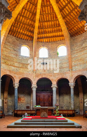 Perugia, Umbrien/Italien - 2018/05/28: Innenraum des V Jahrhundert das frühe Christentum St. Michel Erzengel Kirche Chiesa di San Michele Arcangelo in Pe Stockfoto