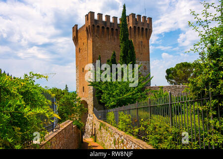 Perugia, Umbrien/Italien - 2018/05/28: Stein Turm und St. Angelo Tor halten - Cassero di Porta Sant'Angelo - an der St. Michel Erzengel Kirche in t Stockfoto