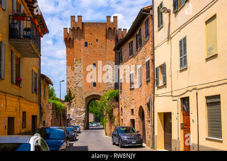 Perugia, Umbrien/Italien - 2018/05/28: Stein Turm und St. Angelo Tor halten - Cassero di Porta Sant'Angelo - an der St. Michel Erzengel Kirche in t Stockfoto