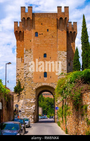 Perugia, Umbrien/Italien - 2018/05/28: Stein Turm und St. Angelo Tor halten - Cassero di Porta Sant'Angelo - an der St. Michel Erzengel Kirche in t Stockfoto