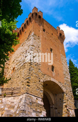 Perugia, Umbrien/Italien - 2018/05/28: Stein Turm und St. Angelo Tor halten - Cassero di Porta Sant'Angelo - an der St. Michel Erzengel Kirche in t Stockfoto