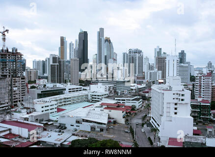 Panama City Skyline mit Cinta Costera im Hintergrund: Star Bay Tower & Towerbank Financial Center auf der linken Seite. Panama, Mittelamerika. Okt 2018 Stockfoto