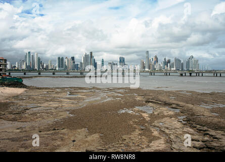 Ebbe Blick auf Panama City mit Cinta Costera Highway und Punta Paitillas beeindruckende Skyline im Hintergrund. Panama, Mittelamerika. Okt 2018 Stockfoto