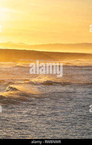 Sonnenaufgang über den Hügeln von zentralkalifornien an der pazifikküste. Stockfoto